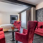 Отель Plaza Premium