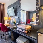 Plaza Premium Szálloda 4*
