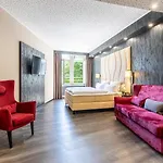 Plaza Premium 4*