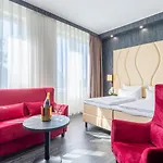 Plaza Premium Hotel 4*