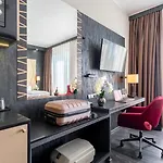 Plaza Premium Szálloda 4*