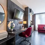 Plaza Premium Szálloda 4*