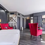 Plaza Premium 4*