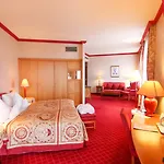 Plaza Premium Hotel 4*