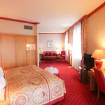Plaza Premium Szálloda