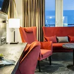 Plaza Premium 4*