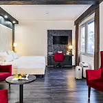 Plaza Premium 4*